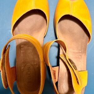 Taos Yellow Leather Wedge Sandals size 10